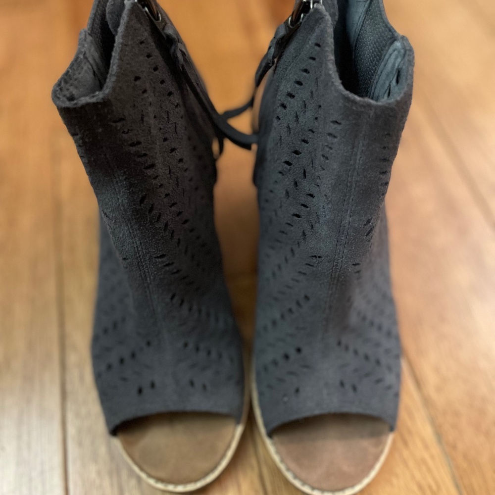 Tom’s peep toe bootie